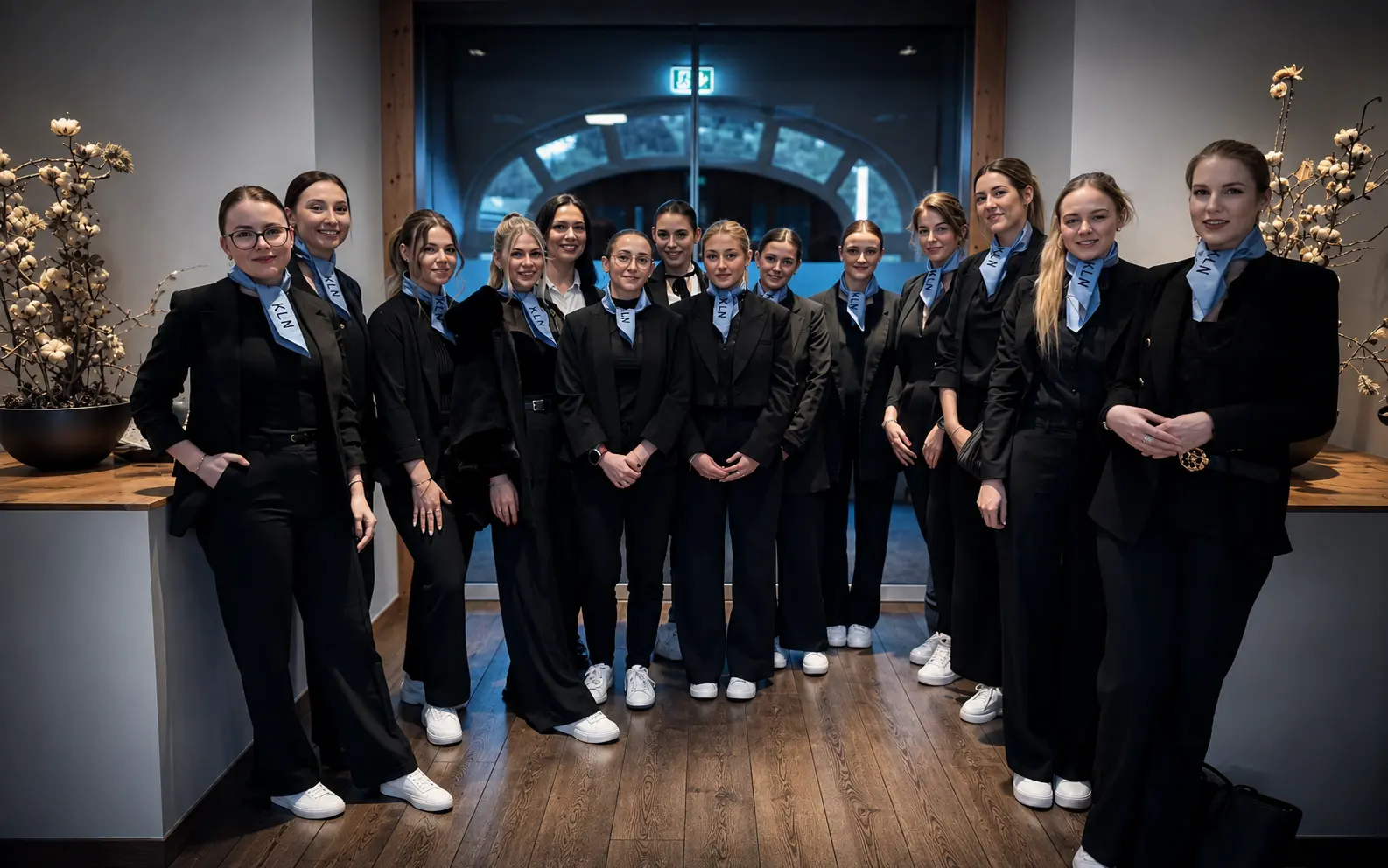i7 Event- und Hospitality-Team in einheitlicher schwarzer Kleidung